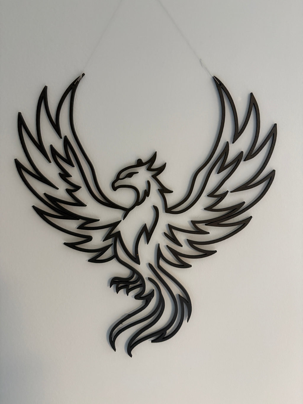 3D nyomtatott főnix faldekoráció, modern, letisztult stílusban.